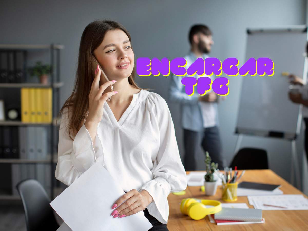 Estudiante haciendo una llamada telefónica para encargar su TFG, discutiendo detalles con un profesional en su oficina.