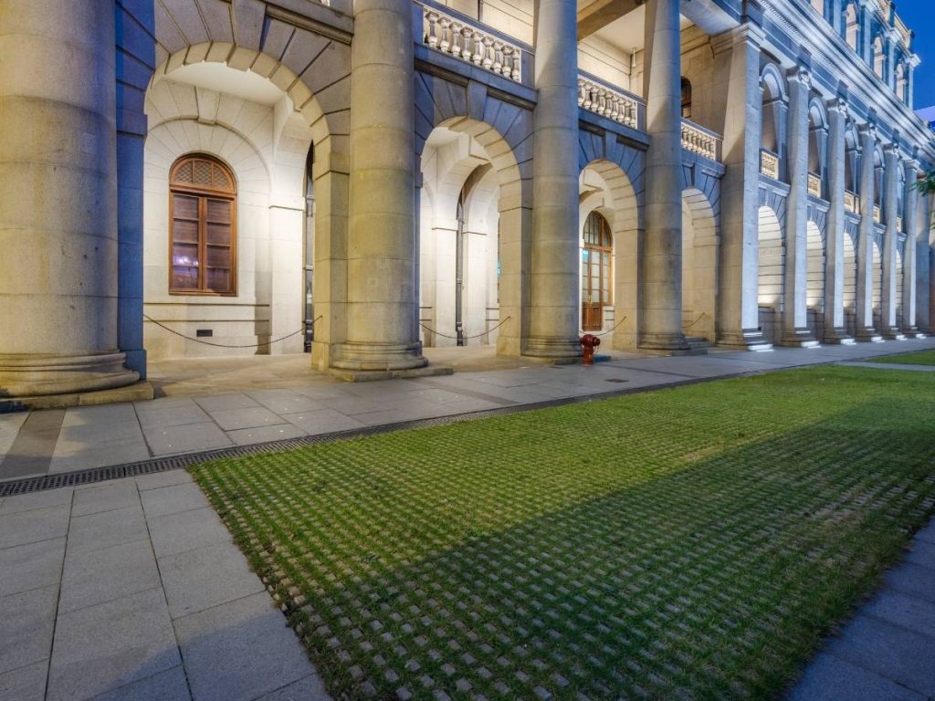 Vista nocturna de la Universidad de Sevilla, lugar donde se completan los TFGs con dedicación y esfuerzo.