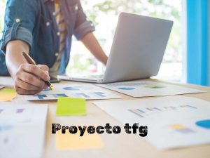 Brazo de chico escribiendo su proyecto TFG