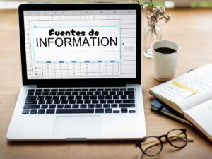 Imagen de fuentes de información en un ordenador portátil con una hoja de planificación.