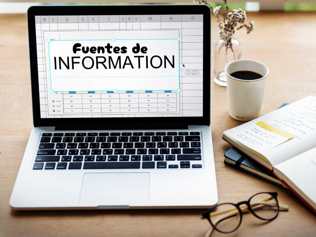 Imagen de fuentes de información en un ordenador portátil con una hoja de planificación.