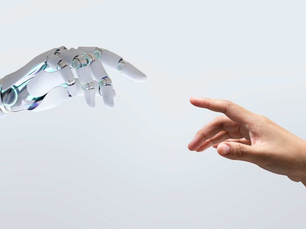 Una mano de robot y mano de persona
