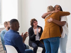 Estudiantes de psicología en sesión grupal eligiendo temas para su TFG
